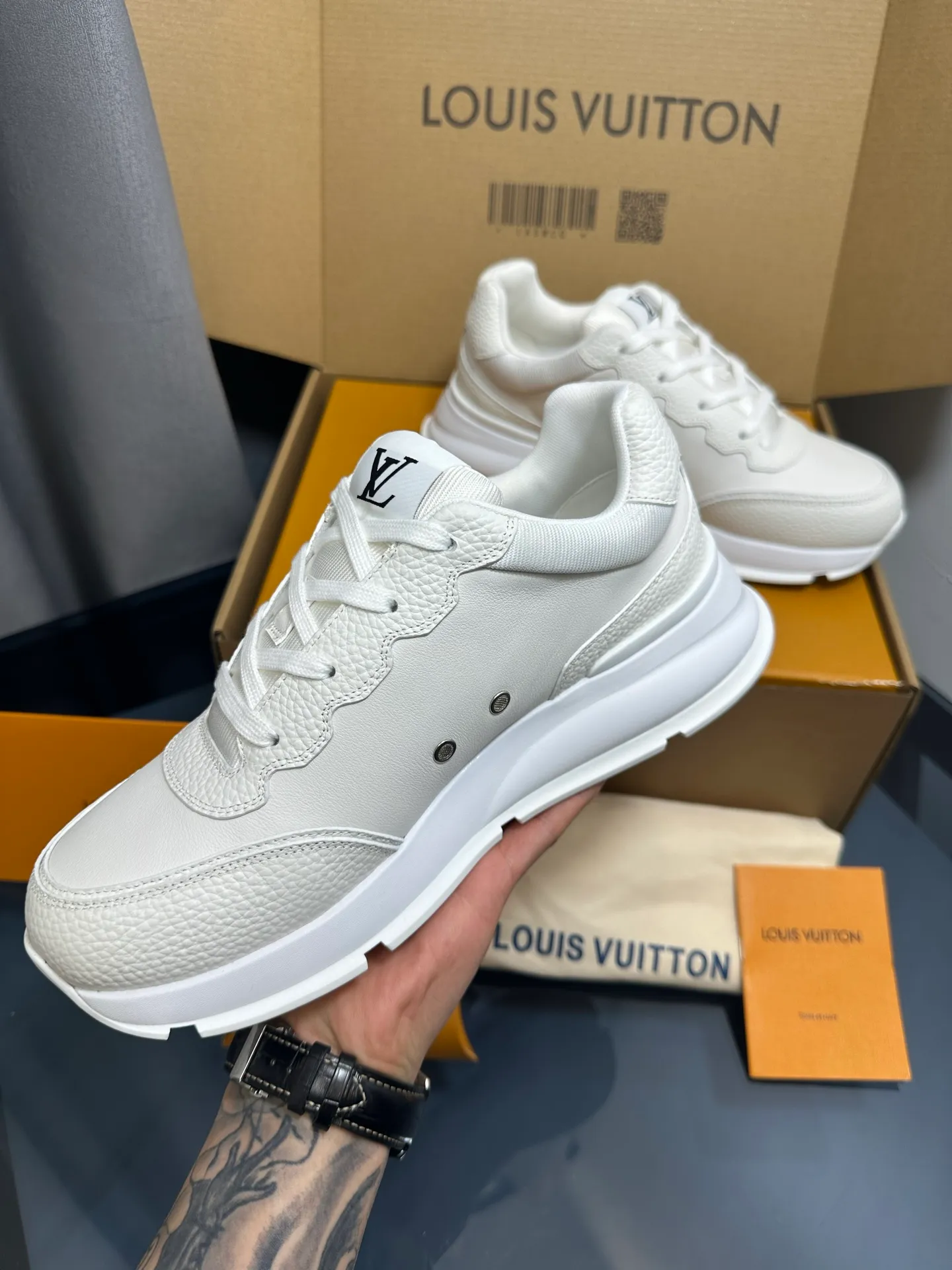👟👟Ex-factory price 660👟👟 Men's size +10 🌈LV | Louis Vuitton 2025𝐬𝐬 🧡💚2025 spring and summer new style top version‼ ️The original version is the same. The counter focuses on the latest casual shoes and new hard goods🆕 ❥Purchasing agent level! Full of high-end feel! A popular model among bloggers at home and abroad, it’s retro and fashionable and looks amazing on your feet! Wear a lot of happiness! Mainly recommended model on the official website★ ━━━━━ ЅᏇєєt ━━━━━ ▪️Upper: Original custom-made imported calfskin fabric ▪️Inner: breathable gauze imported from Italy ▪️Outsole: rubber foam ➕tpu high-end outsole ▪️Color: nine colors available ▪️Shoe size: 35-46